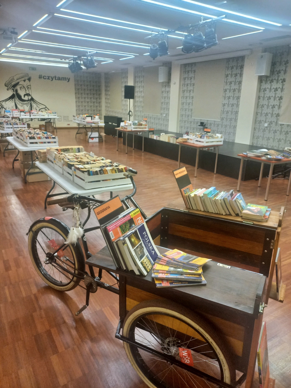 Przygotowania do dwudniowej Giełdy Książki w sali konferencyjnej biblioteki